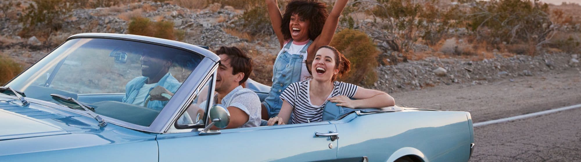 un groupe d'amis qui rigolent en voiture