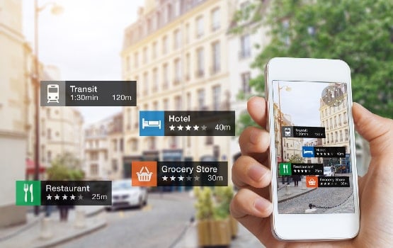 Un téléphone avec les différentes applications : restaurants, transit, hotel, courses alimentaires.