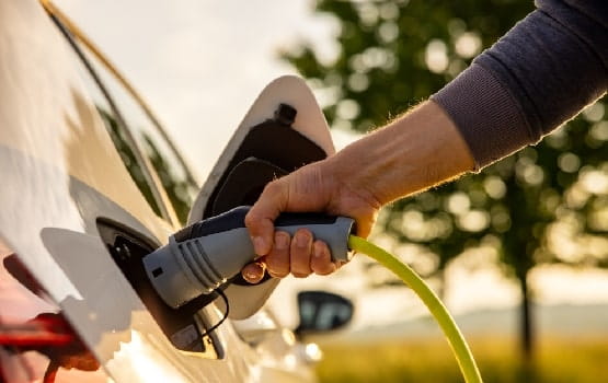 Image illustrant la recharge d'une voiture éléctrique.