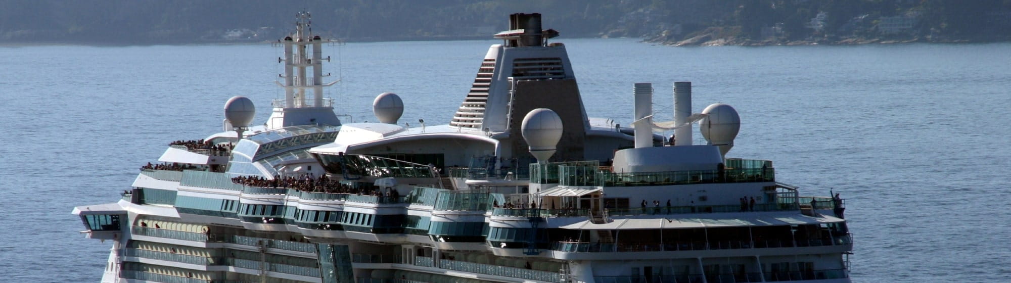 Des touristes partent en voyage sur un ferry
