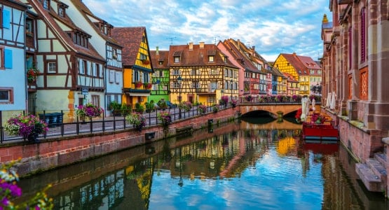 Les maisons autour des canaux d'alsace