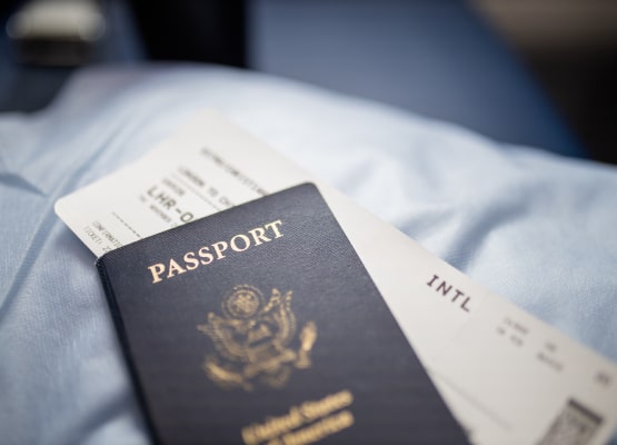 Un passeport dans les mains d'un voyageur juste avant l'embarcation