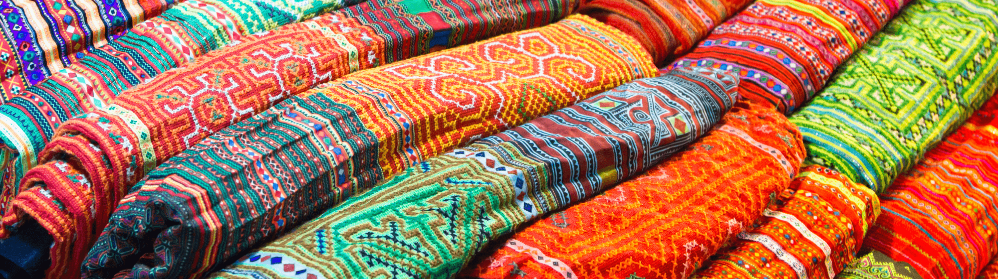 Marché de rue avec des tapisseries