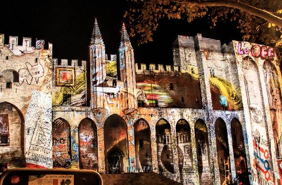 Façade du Palais des Papes à Avignon illuminée par une projection artistique lors du festival de théâtre.