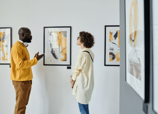 Visite d'une exposition de tableaux