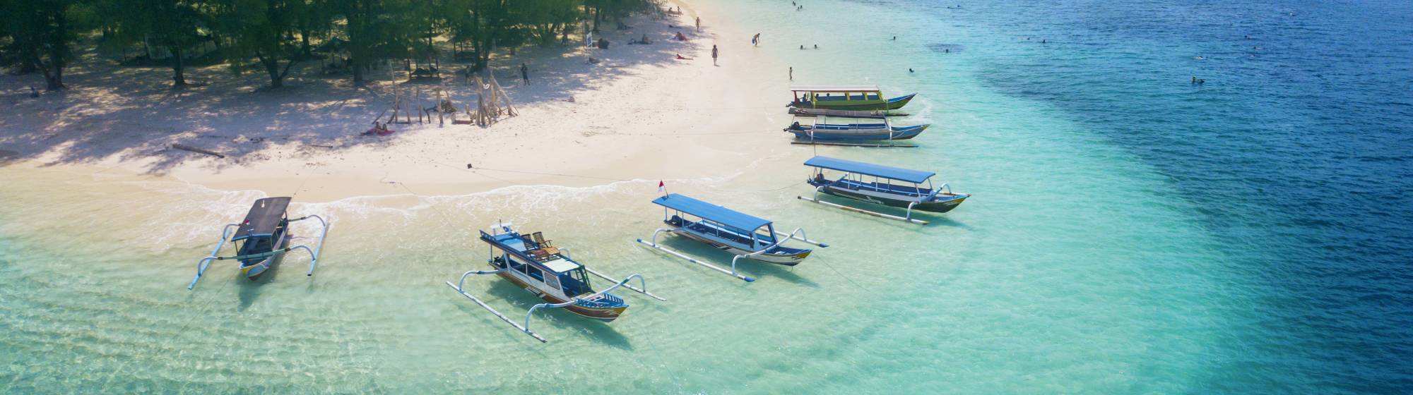 Des catamarans au bord d'une plage paradisiaque. 