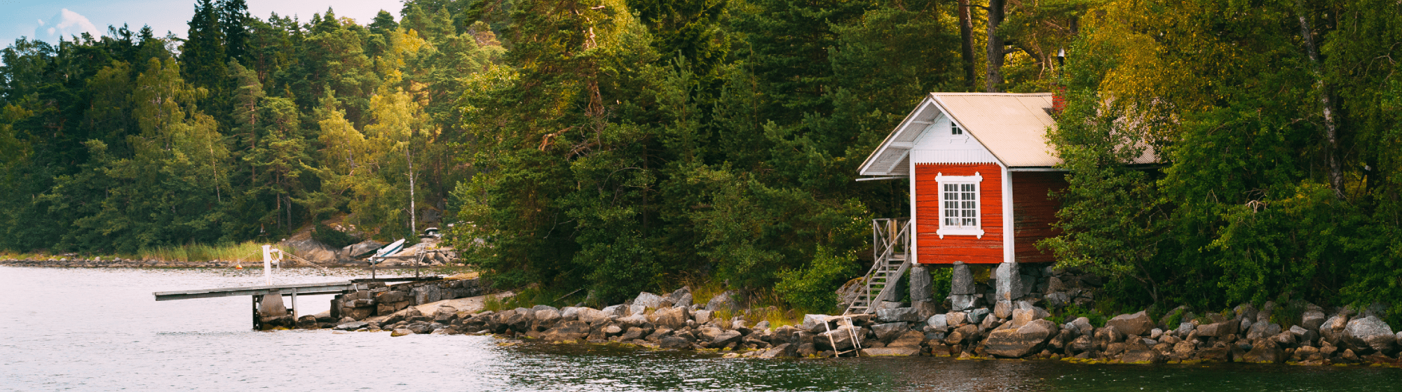Une cabane rouge le long d'une rivière