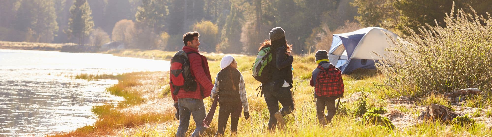 une famille qui fait du camping