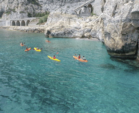Des canoes en file indienne