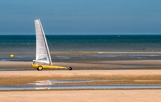 Char à voile à la plage.