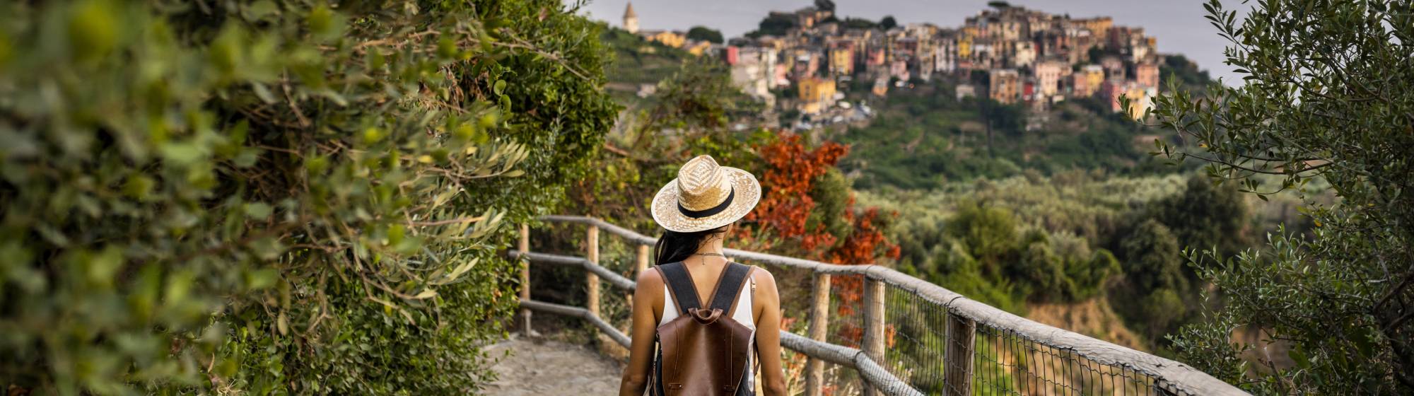 Une touriste se promenant sur les hauteurs des cinque terres. 
