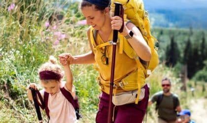 Famille avec de jeunes enfants marchant dans la nature