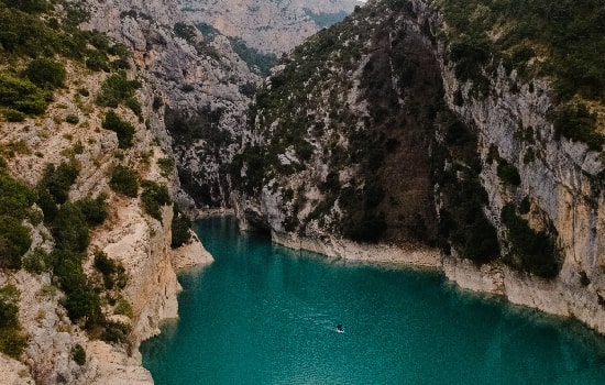 Image des gorges du Verdon : étendue d'eau turquoise au milieu des falaises. 