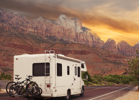 Maison mobile avec des bicyclettes sur le voyage de route