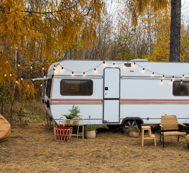 Une camionette dans une forêt d’automne