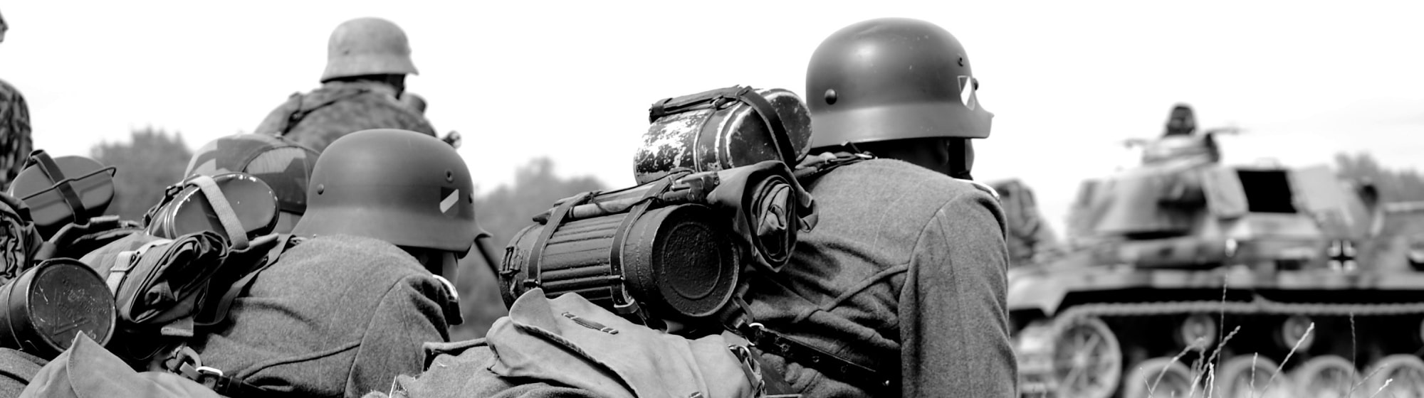 Des hommes sur le terrain partant pour la guerre