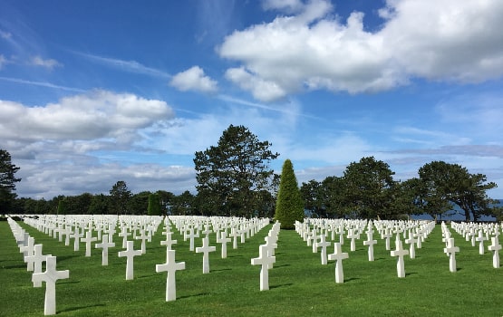 Image d'un cimetière américain avec tombes blanches. 