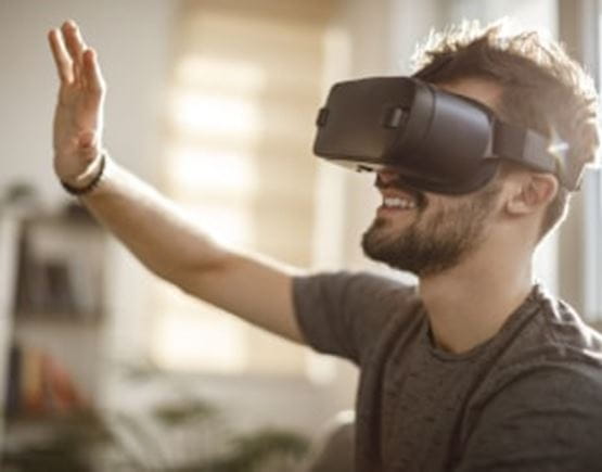 Un homme portant des lunettes virtuelles