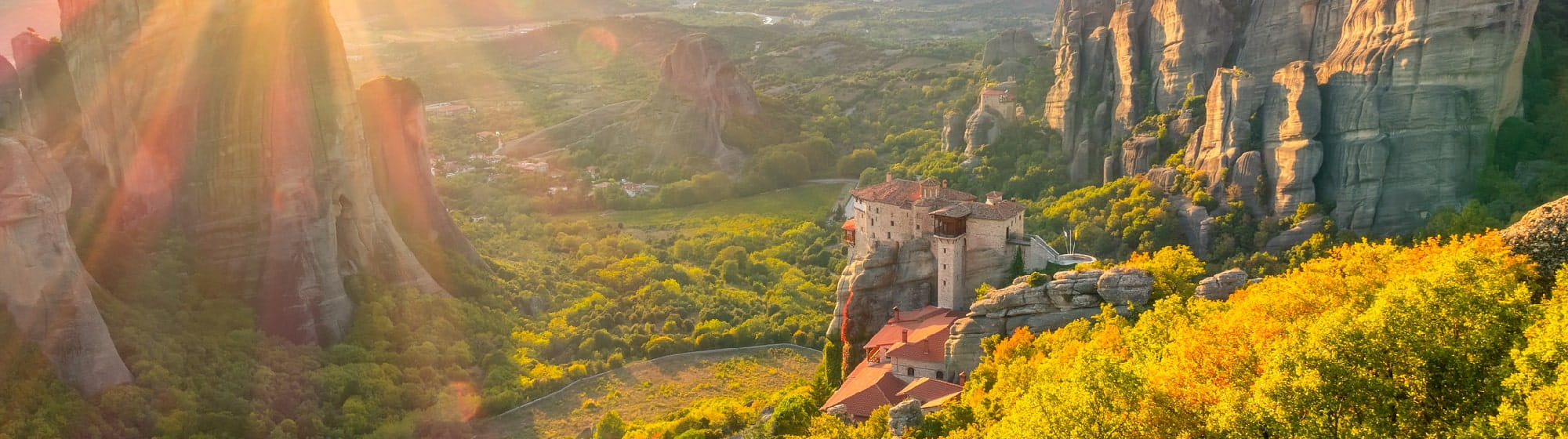 Un monastère en plein milieu des montagnes. 