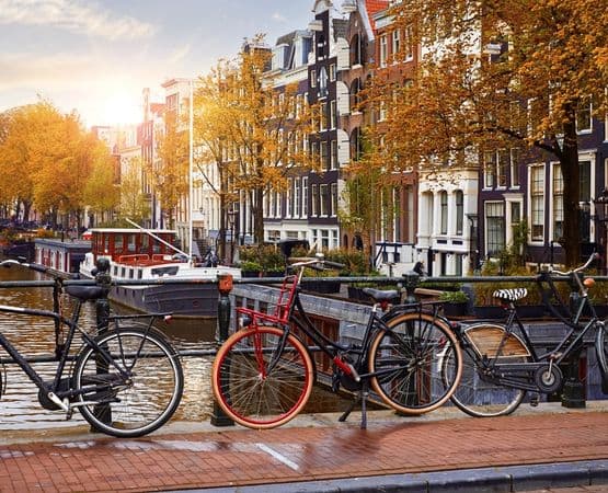 des vélos sur un pont à Amsterdam
