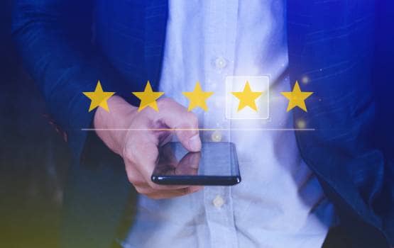 Une personne donnant un avis sur son téléphone