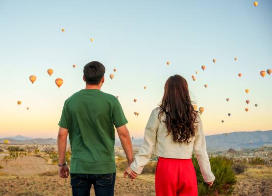 amoureux devant des montgolfières