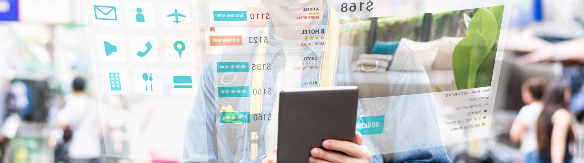 Homme utilisant une tablette avec une interface de réservation d’hôtel affichée en surimpression