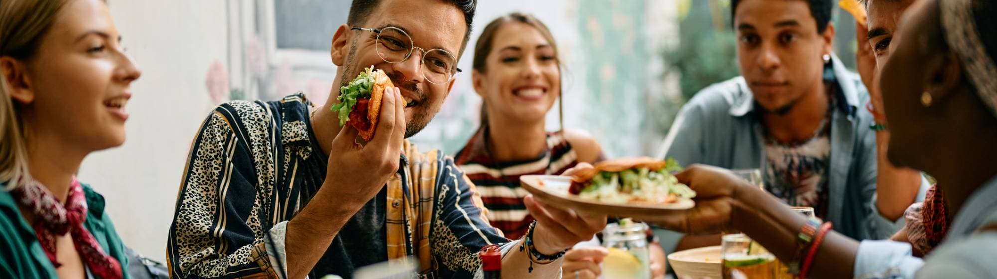 6 personnes qui partagent un repas