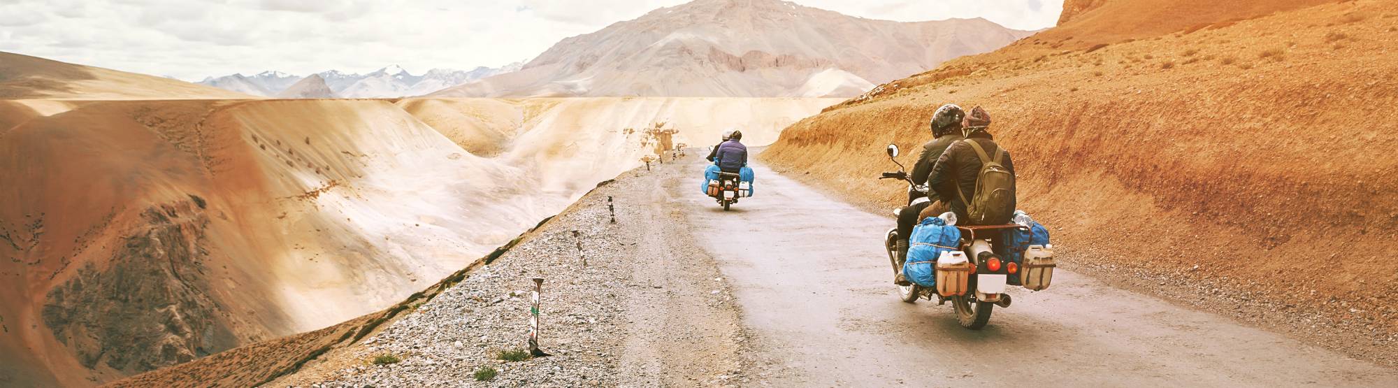 des personnes en moto sur une route