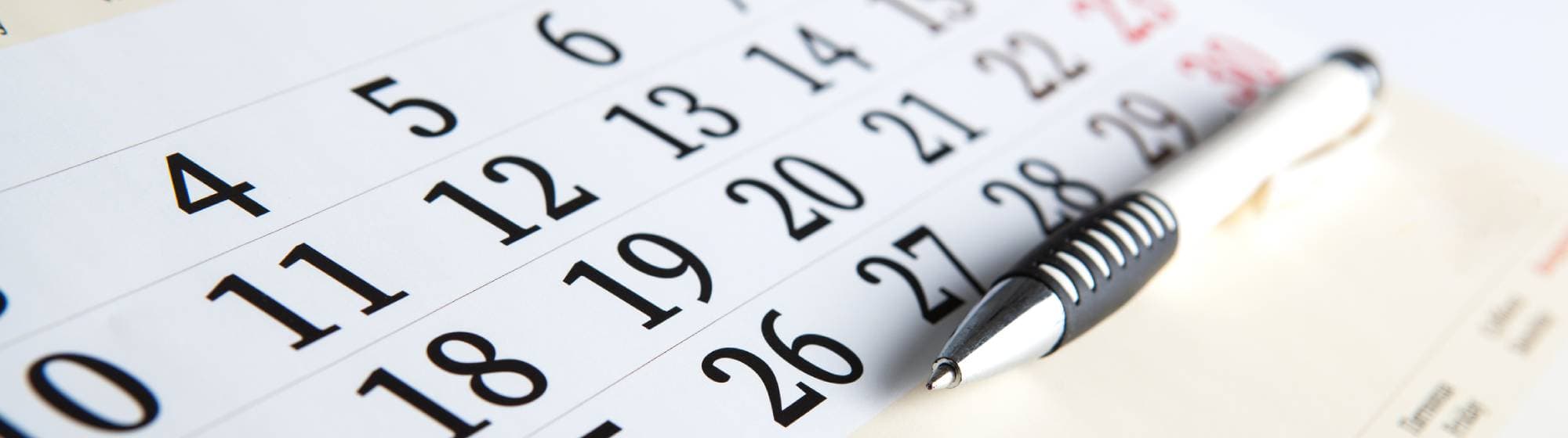 un stylo sur un calendrier