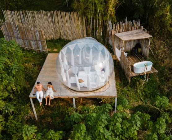 bulle transparente sur une terrasse avec deux personne et un jacuzzi