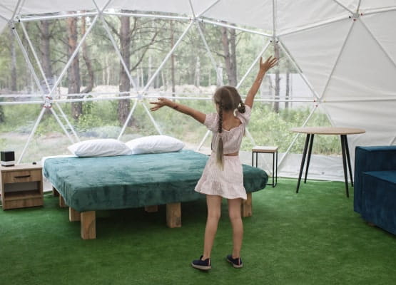 une petite fille dans un logement alternatif en format de bulles