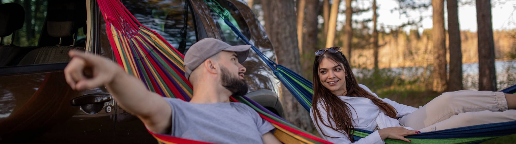 Une femme et un homme dans un hamac