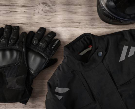 un blouson, un casque et des gants pour la moto