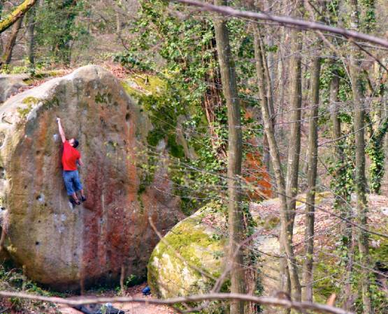 Homme pratiquant l'escalade sur une roche 