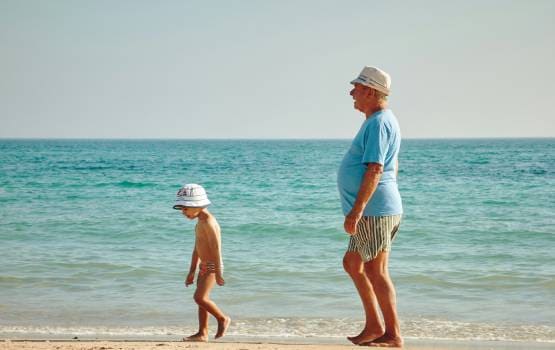 Un grand-père et son petit fils à la plage