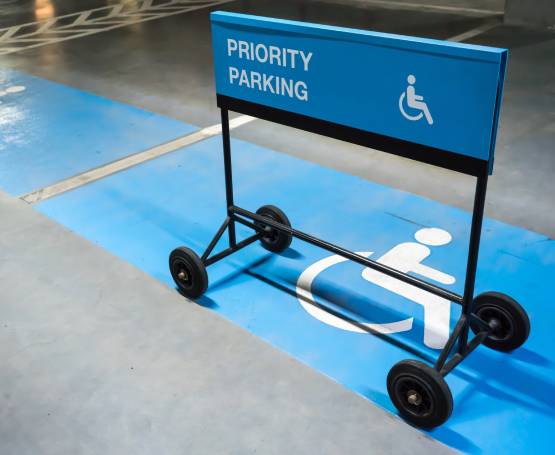 Un panneau de signalisation handicapé