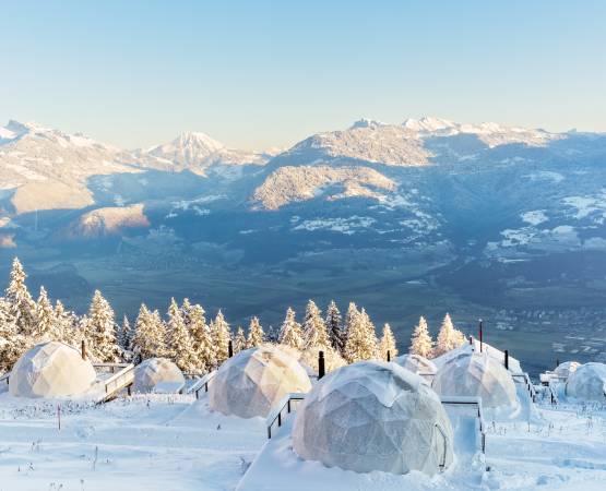 Igloo sur une montagne enneigée