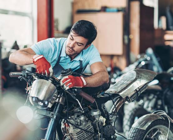 un mécanicien qui répare une moto