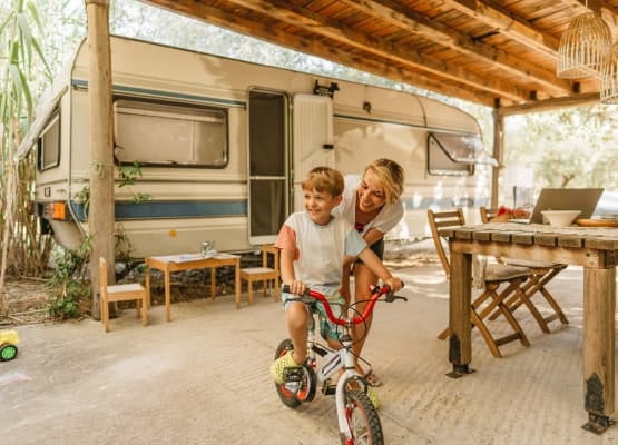 une mère et son fils qui apprend à faire du vélo