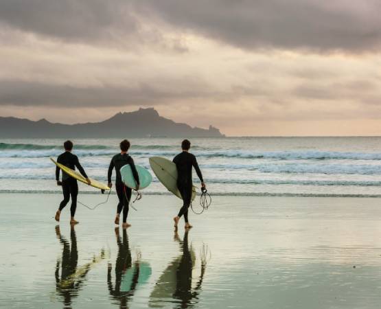 3 personnes pratiquant du surf 
