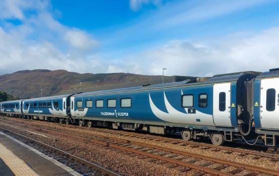 Un train bleu sur des rails