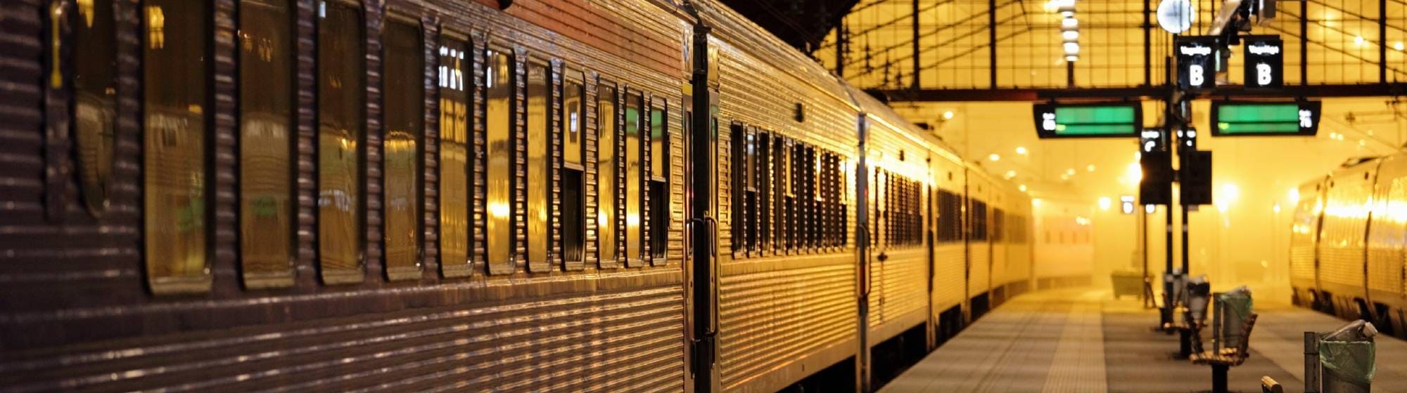 Train dans une gare la nuit