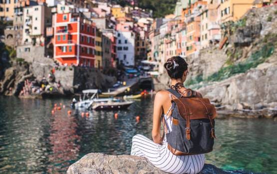 Une femme prenant le paysage en photo
