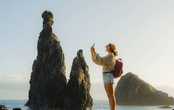 Une femme prenant le paysage en photo