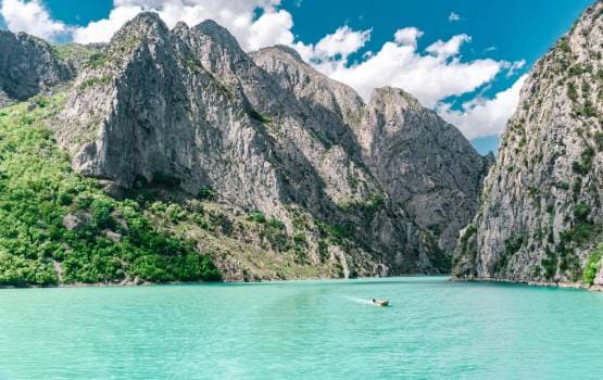 Un lac bleu au milieu des montagnes